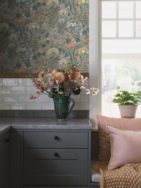 Blomsterhav behang van Borastapeter voor meisjeskamer en tienerkamer grijs met kleuren 2054
