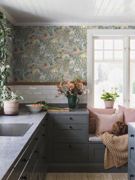 Blomsterhav behang van Borastapeter voor meisjeskamer en tienerkamer grijs met kleuren 2054