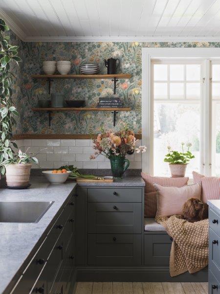 Blomsterhav behang van Borastapeter voor meisjeskamer en tienerkamer grijs met kleuren 2054