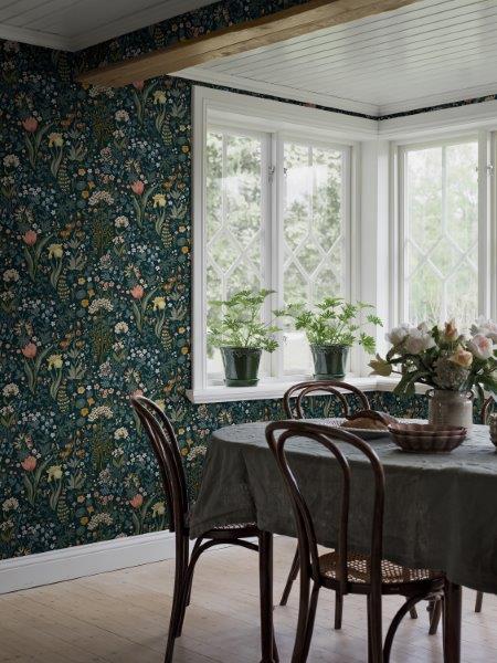 Blomsterhav behang van Borastapeter voor meisjeskamer en tienerkamer donkerblauw met kleuren 2055