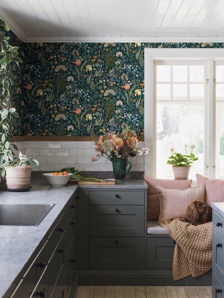 Blomsterhav behang van Borastapeter voor meisjeskamer en tienerkamer donkerblauw met kleuren 2055
