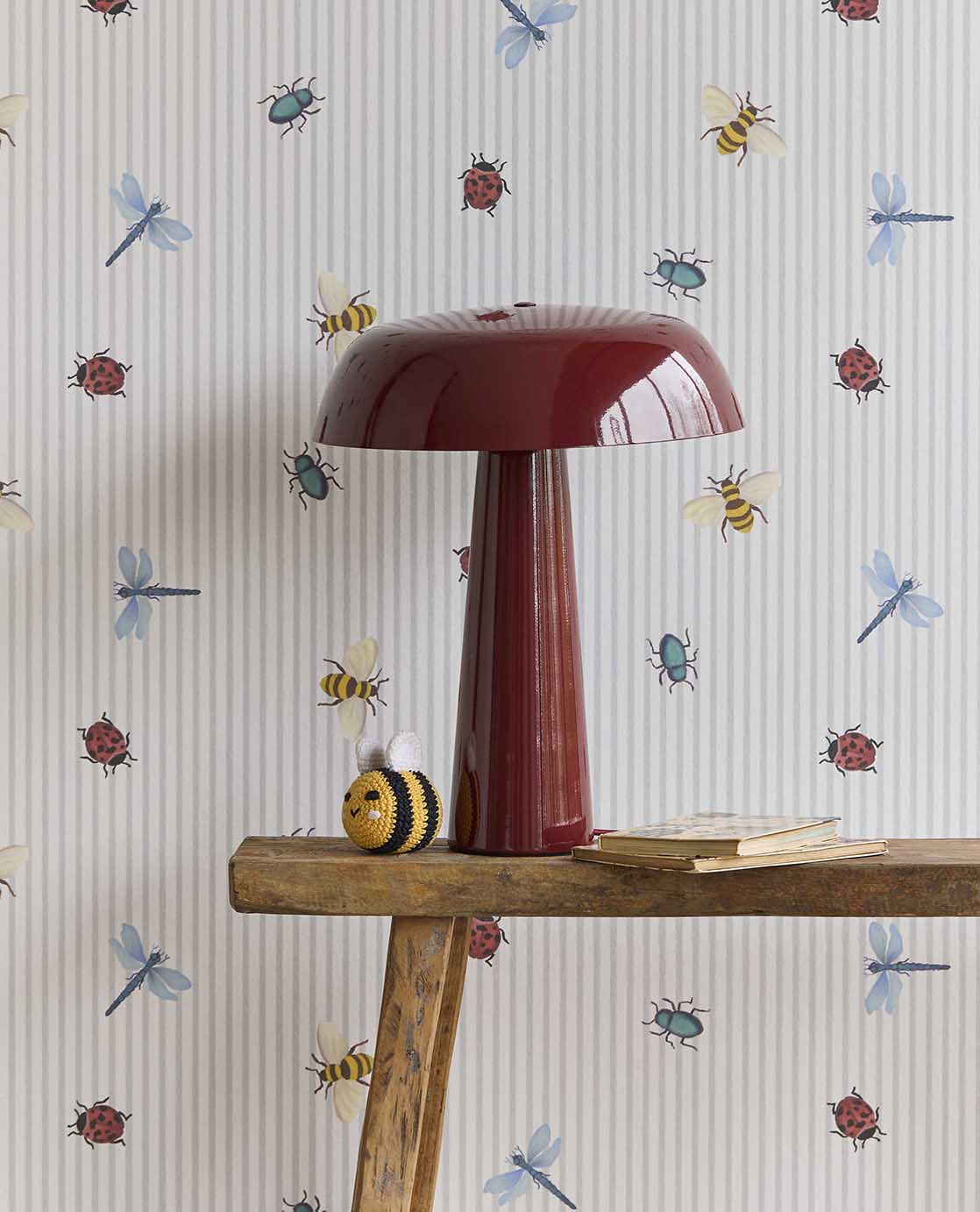 Eijffinger Tiny Treasures strepen behang met insecten voor de kinderkamer jongenskamer meisjeskamer lichtblauw 363181