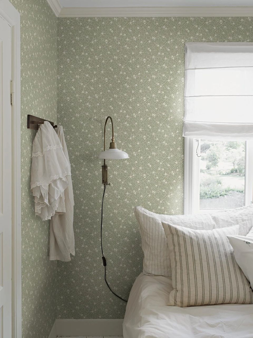 Borastapeter Myrten bloemen behang voor meisjekamer en babykamer groen beige 5731