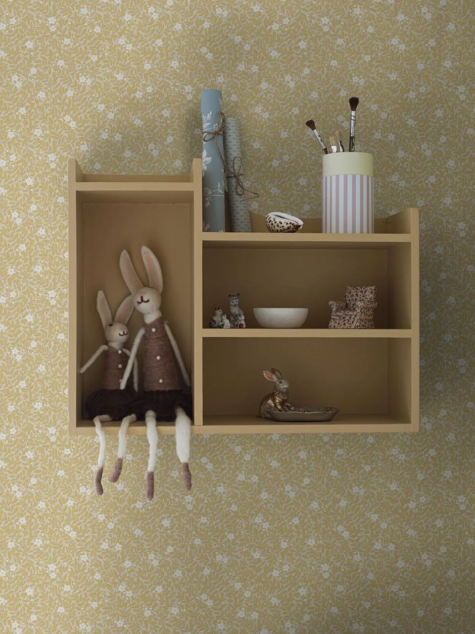 Borastapeter Myrten bloemen behang voor meisjekamer en babykamer geel beige 5732