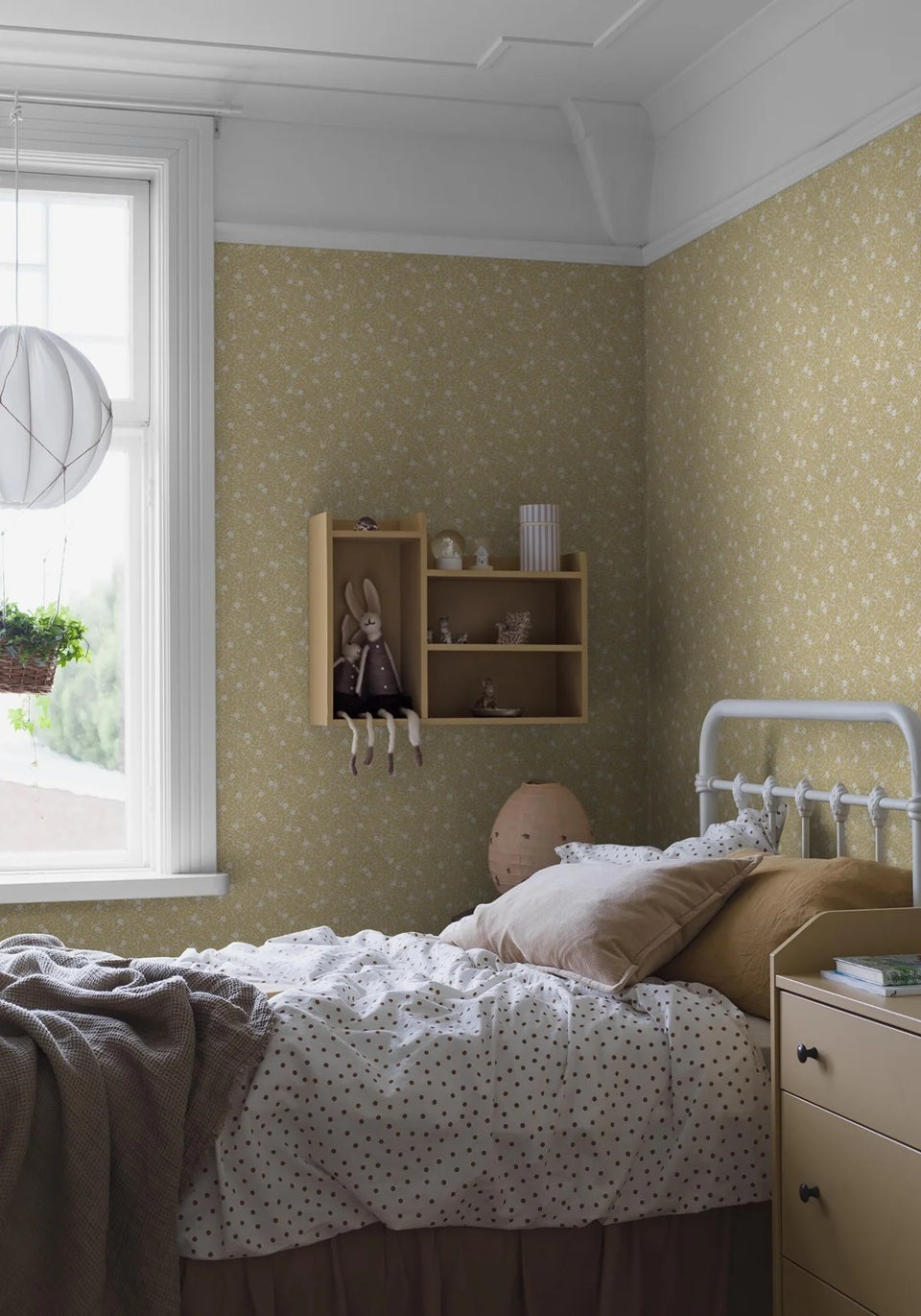 Borastapeter Myrten bloemen behang voor meisjekamer en babykamer geel beige 5732