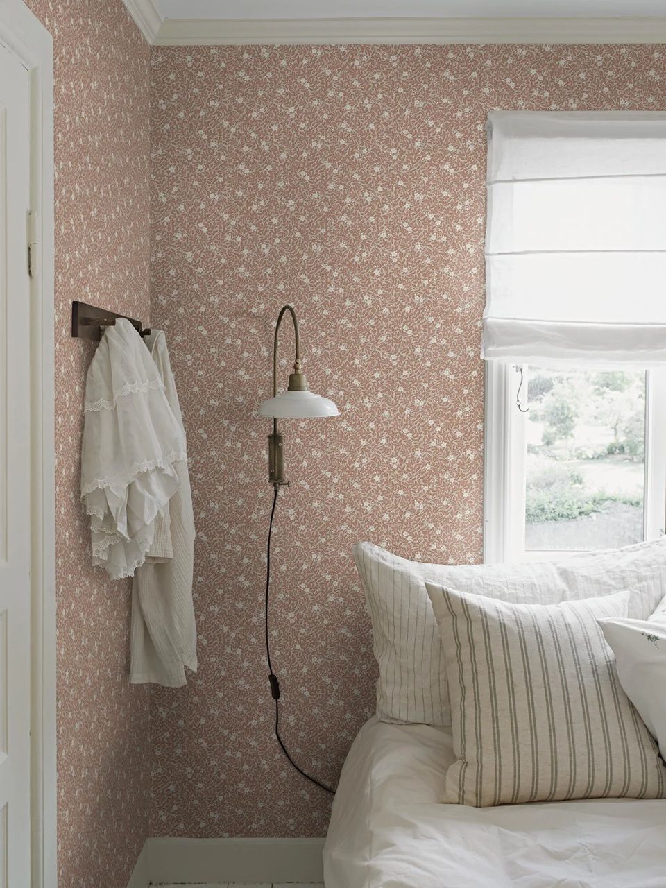 Borastapeter Myrten bloemen behang voor meisjekamer en babykamer terra beige 5733