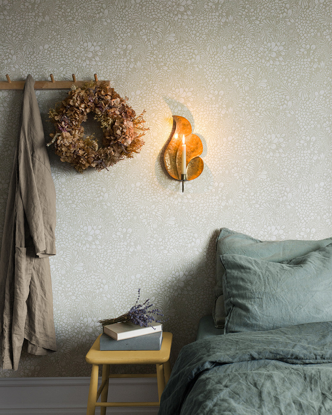 Midbec Siv bladeren en bloemen behang voor de babykamer of meisjeskamer warm beige 65131