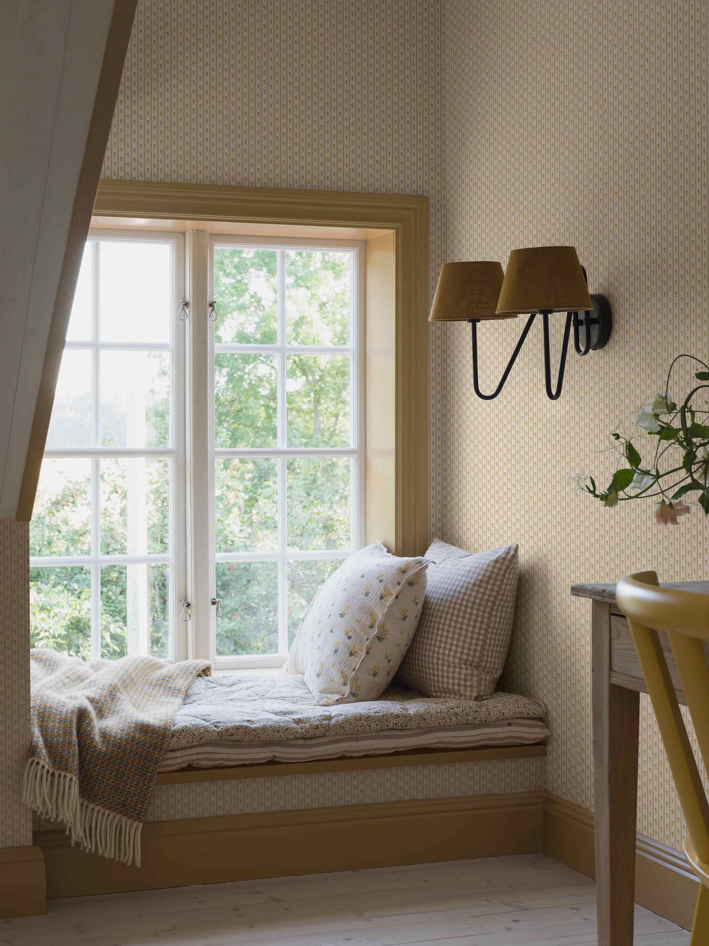 Borastapeter Lilla Lyckan bloemen behang meisjeskamer babykamer geel en creme 6953