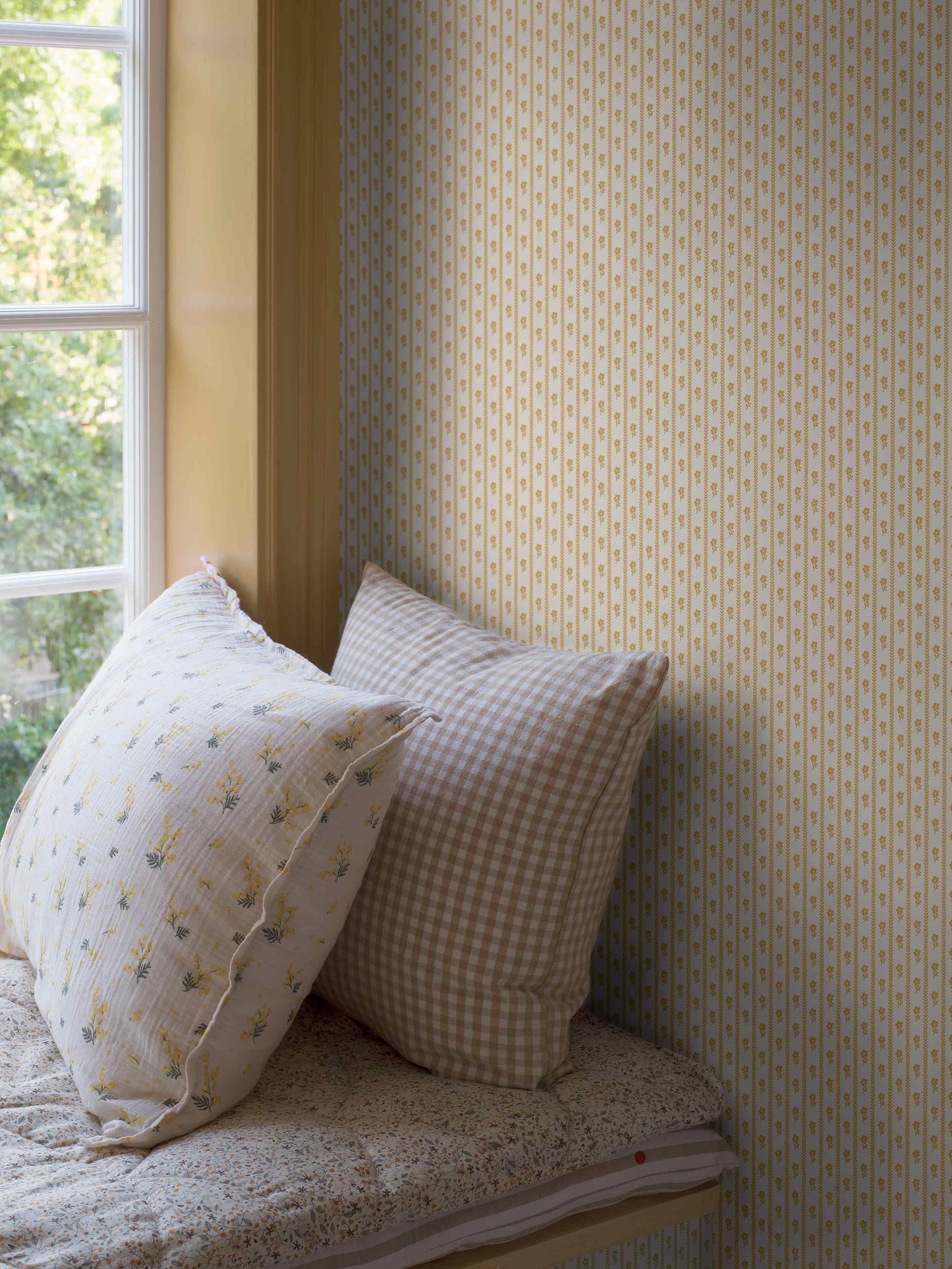Borastapeter Lilla Lyckan bloemen behang meisjeskamer babykamer geel en creme 6953