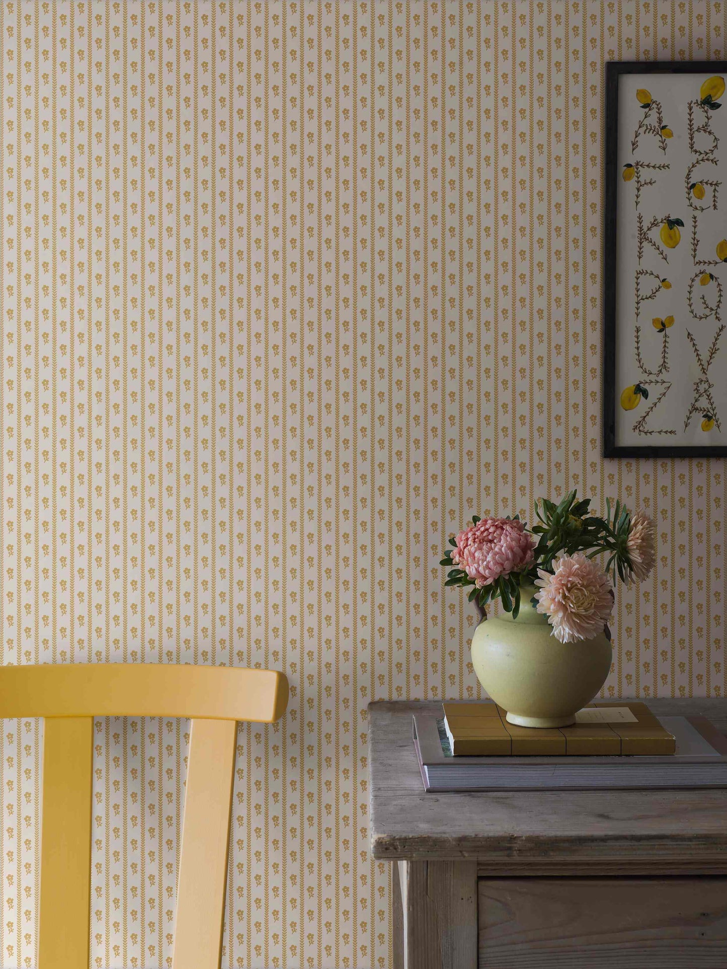 Borastapeter Lilla Lyckan bloemen behang meisjeskamer babykamer geel en creme 6953