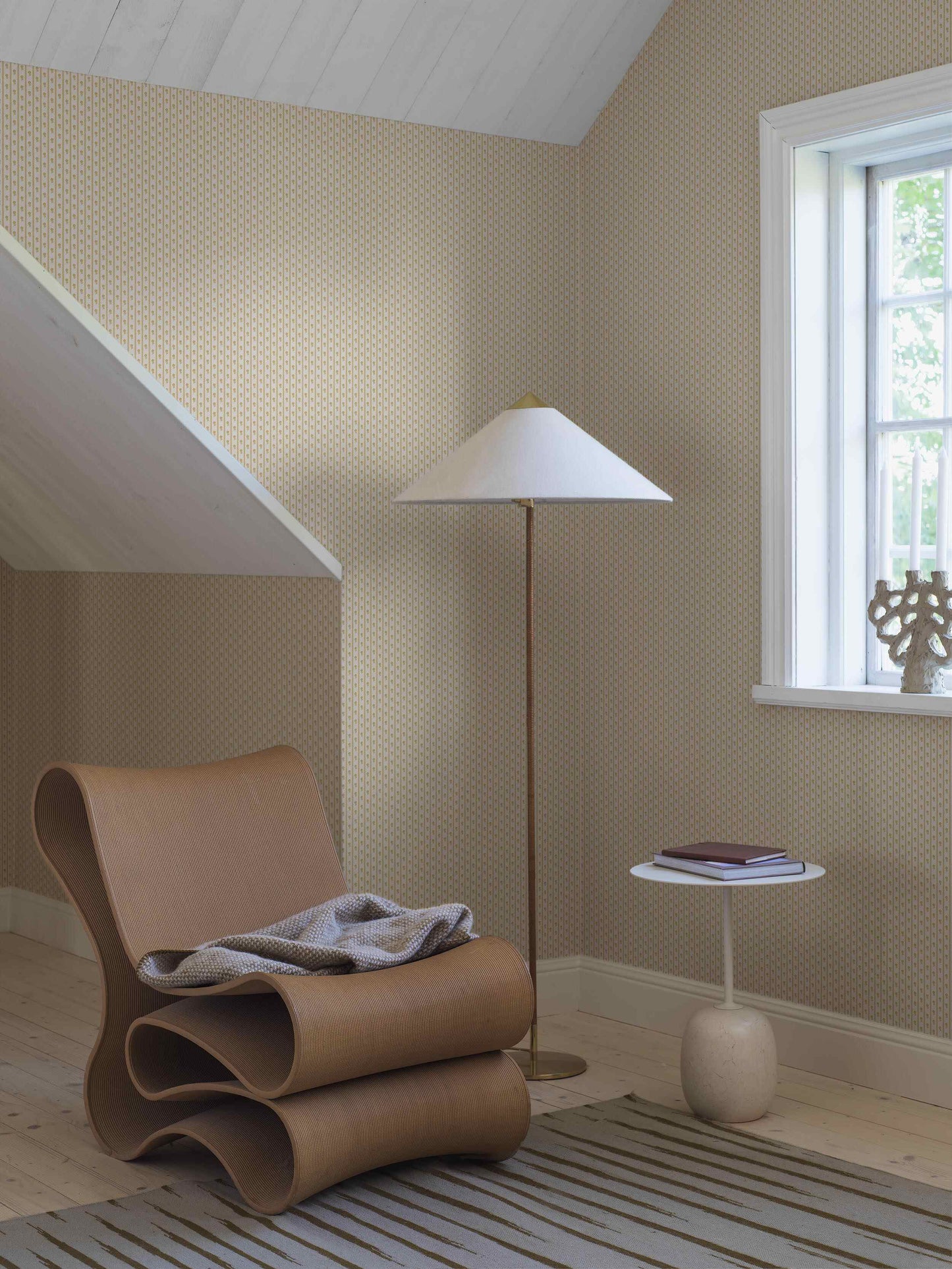 Borastapeter Lilla Lyckan bloemen behang meisjeskamer babykamer geel en creme 6953