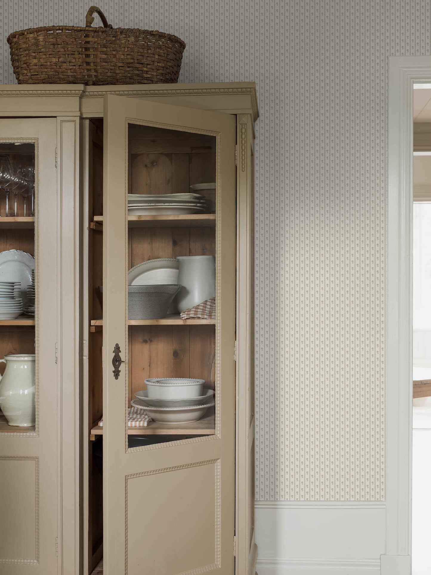 Borastapeter Lilla Lyckan bloemen behang meisjeskamer babykamer beige en creme 6955