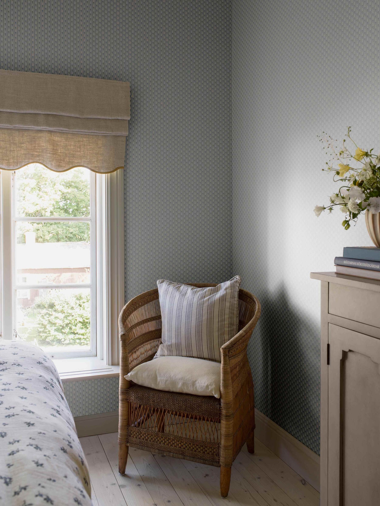 Borastapeter Lilla Lyckan bloemen behang meisjeskamer babykamer lihtblauw en creme 6956