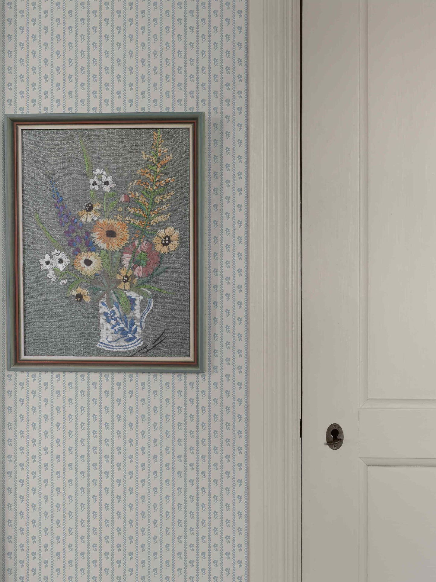 Borastapeter Lilla Lyckan bloemen behang meisjeskamer babykamer lihtblauw en creme 6956