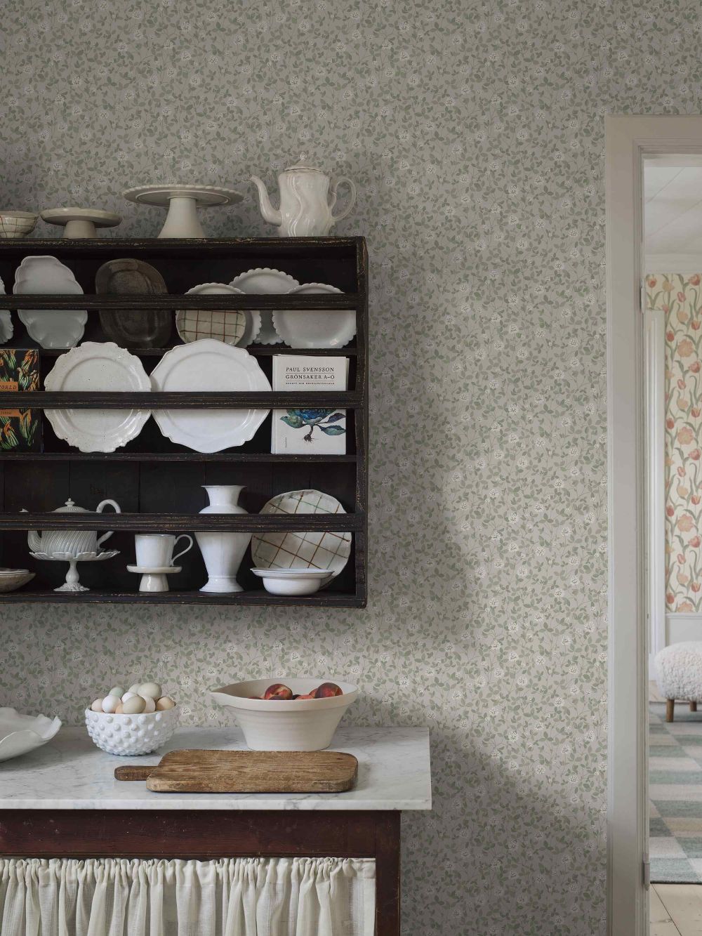 Borastapeter bloemenbehang voor meisjeskamer en babykamer beige Klöver 6977