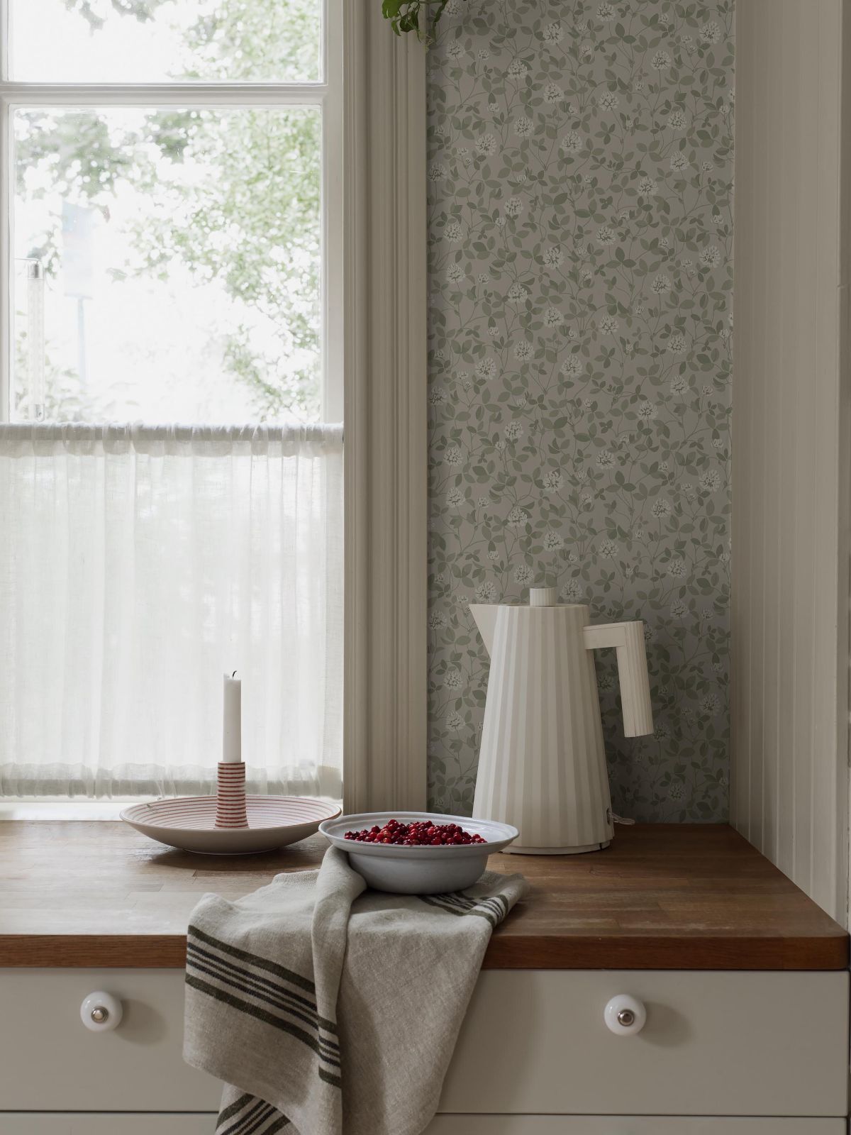 Borastapeter bloemenbehang voor meisjeskamer en babykamer beige Klöver 6977