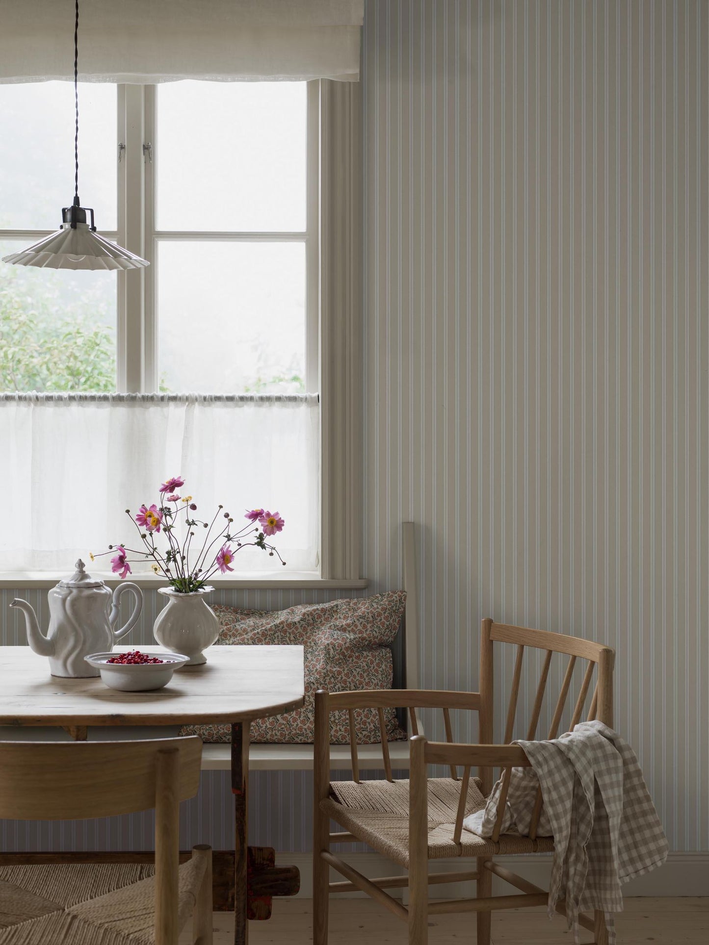 Borastapeter Pärlrand gestreept behang voor jongenskamer meisjeskamer en babykamer neutrale kinderkamer met stipjes beige 6979