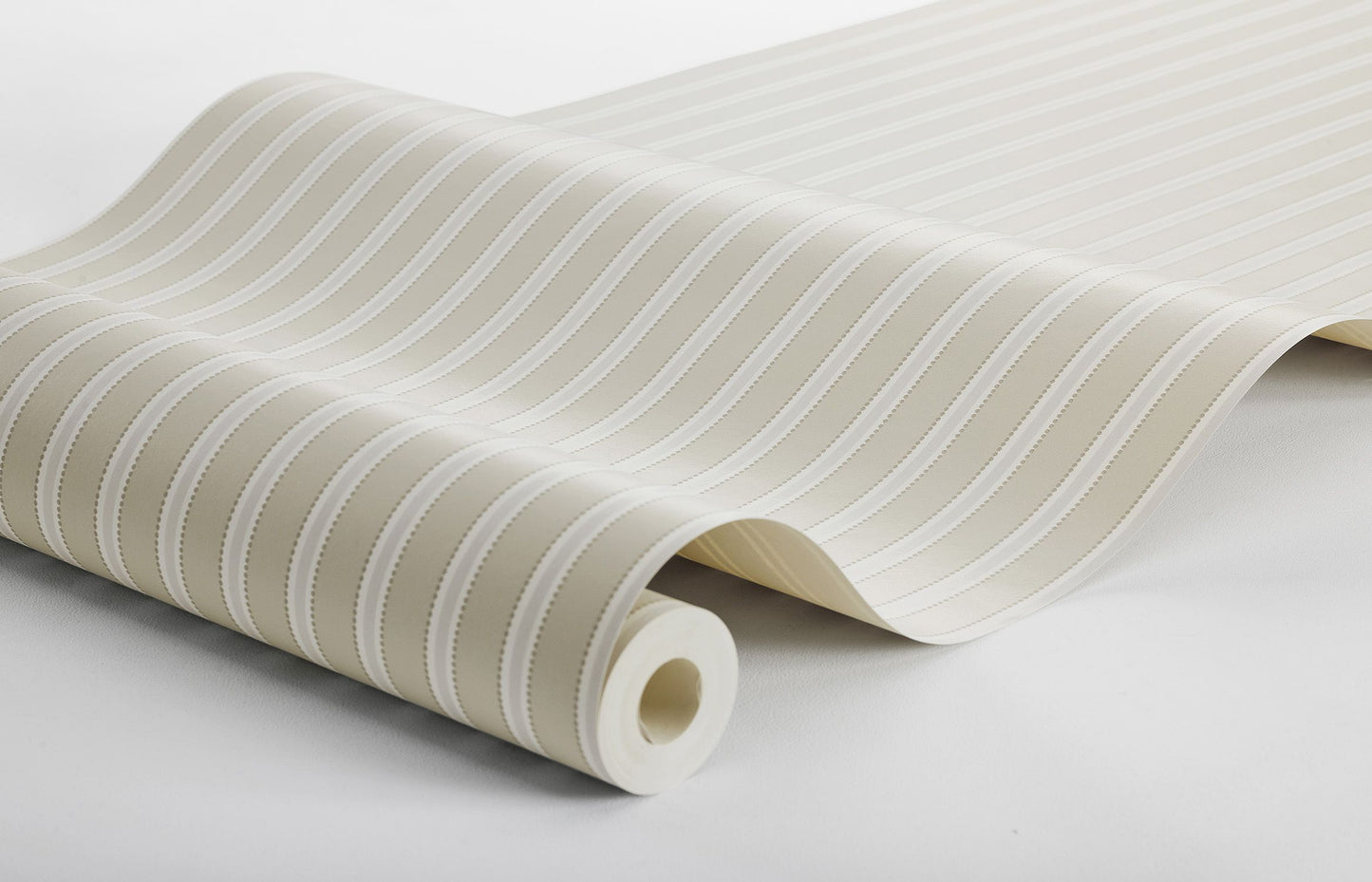 Borastapeter Pärlrand gestreept behang voor jongenskamer meisjeskamer en babykamer neutrale kinderkamer met stipjes beige 6979