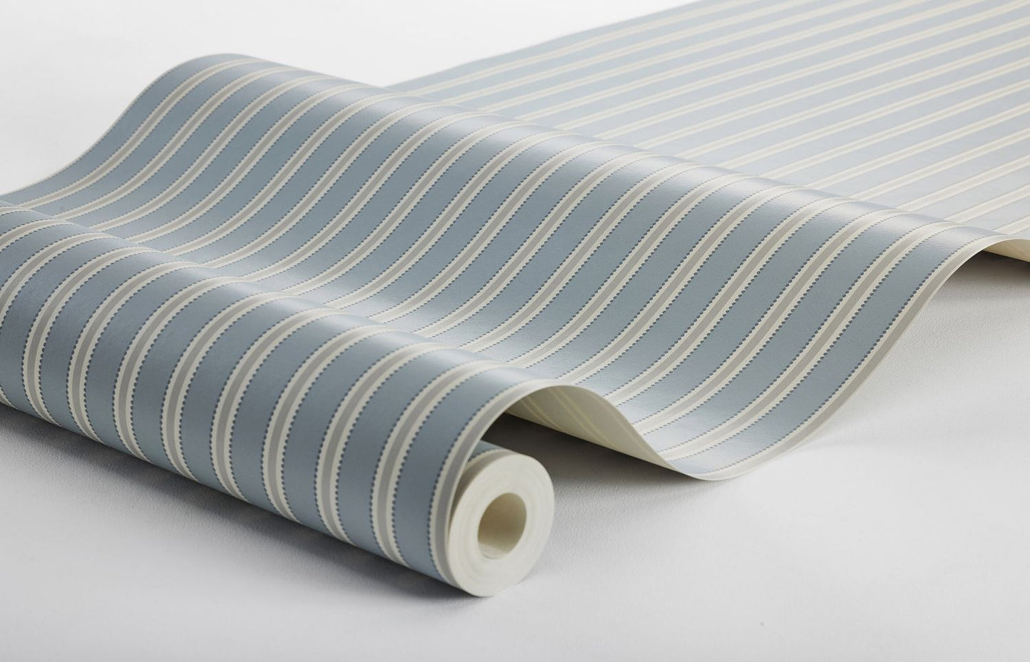 Borastapeter Pärlrand gestreept behang voor jongenskamer meisjeskamer en babykamer met stipjes blauw beige 6981