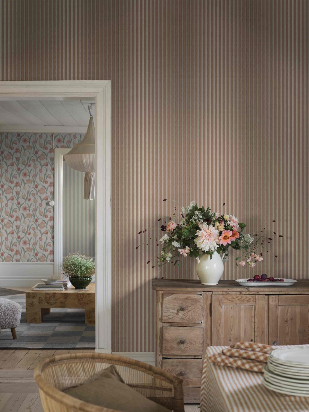 Borastapeter Pärlrand gestreept behang voor meisjeskamer en babykamer met stipjes terra beige 6982