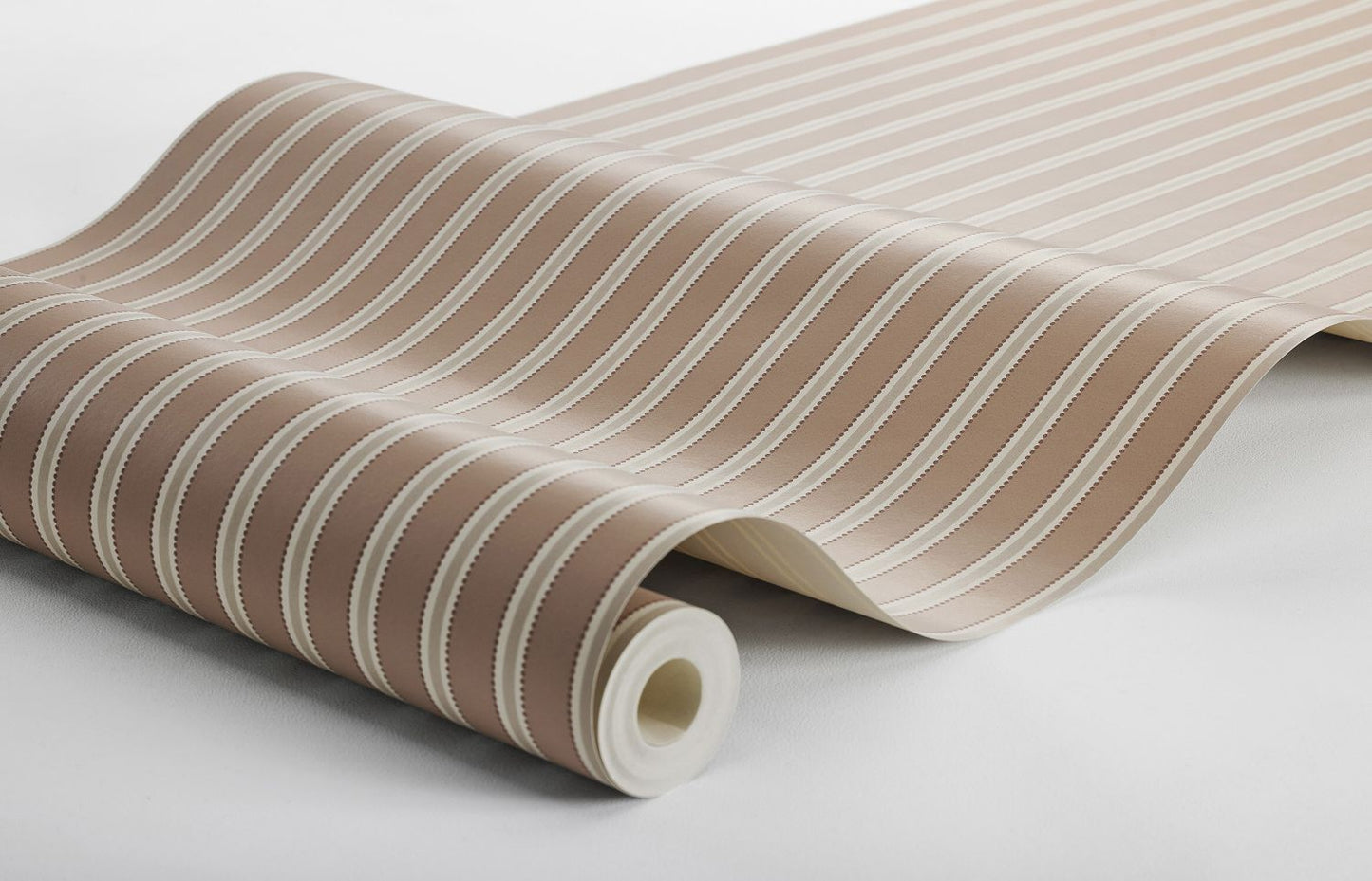 Borastapeter Pärlrand gestreept behang voor meisjeskamer en babykamer met stipjes terra beige 6982