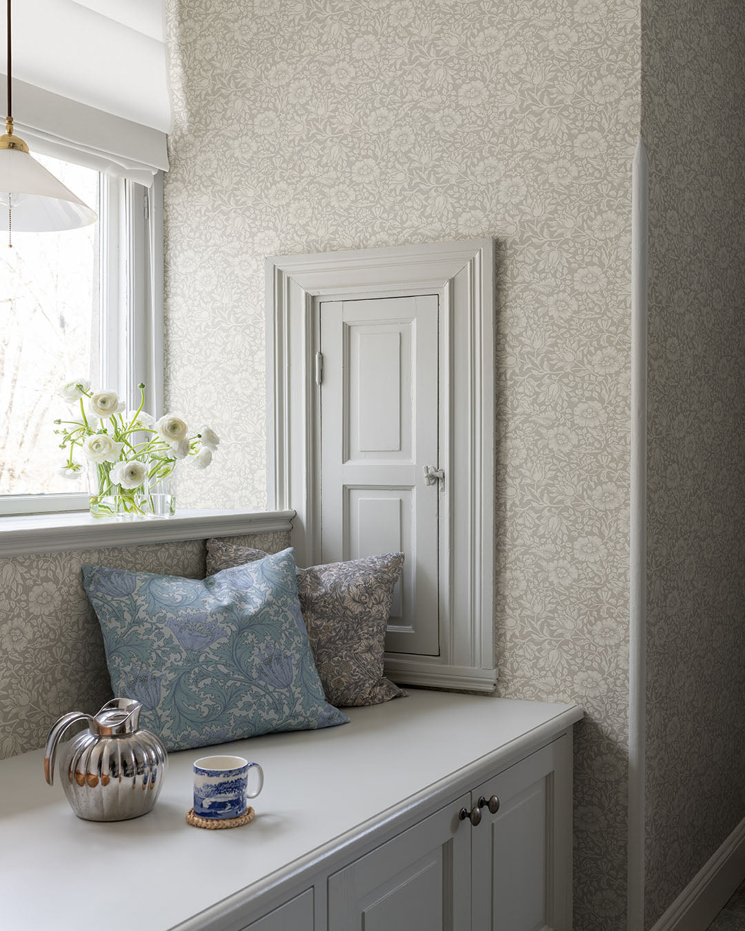 Midbec Mallow bloemenbehang meisjeskamer babykamer en tienerkamer vergrijsd beige 82038