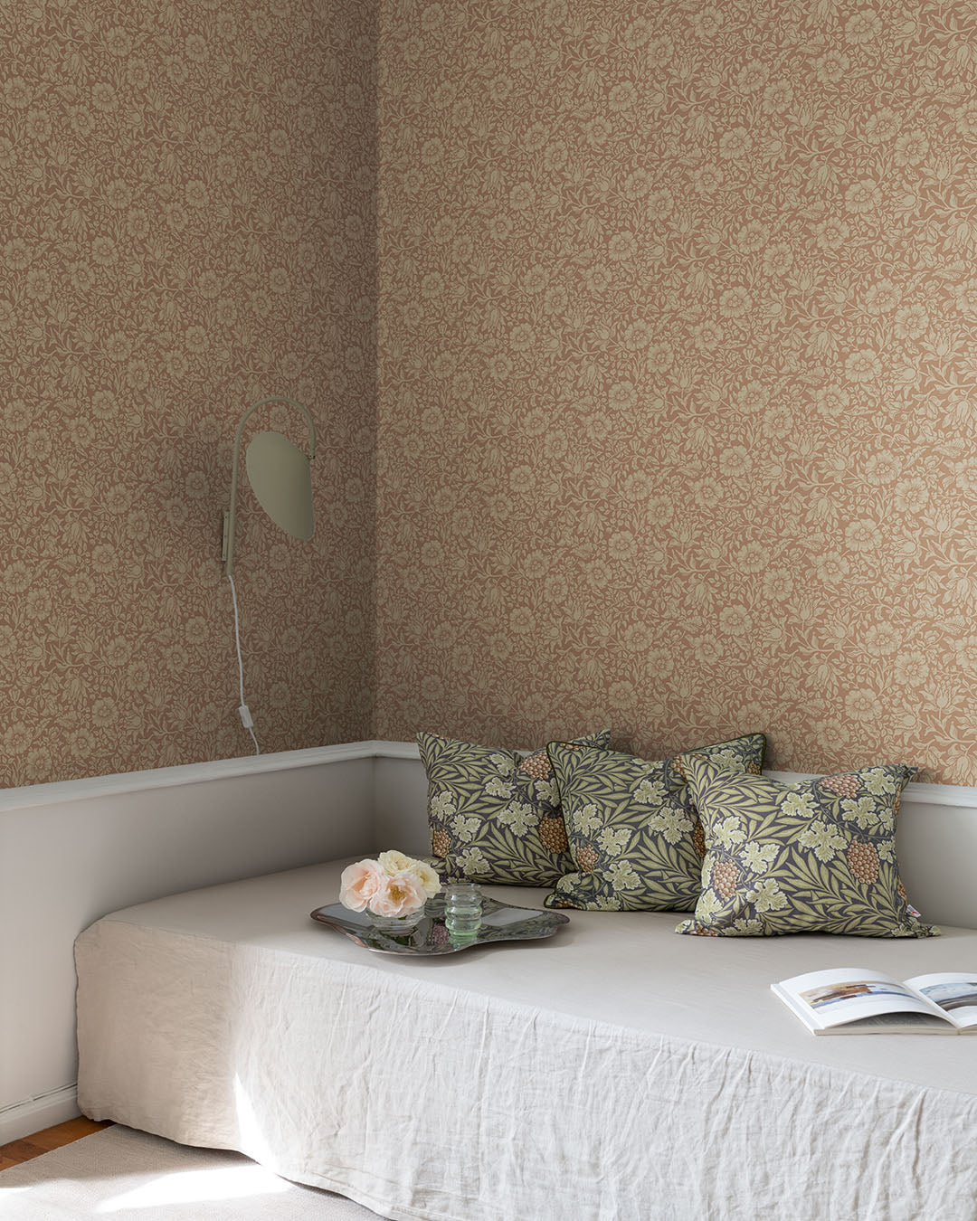 Midbec Mallow bloemenbehang meisjeskamer babykamer en tienerkamer terra 82040