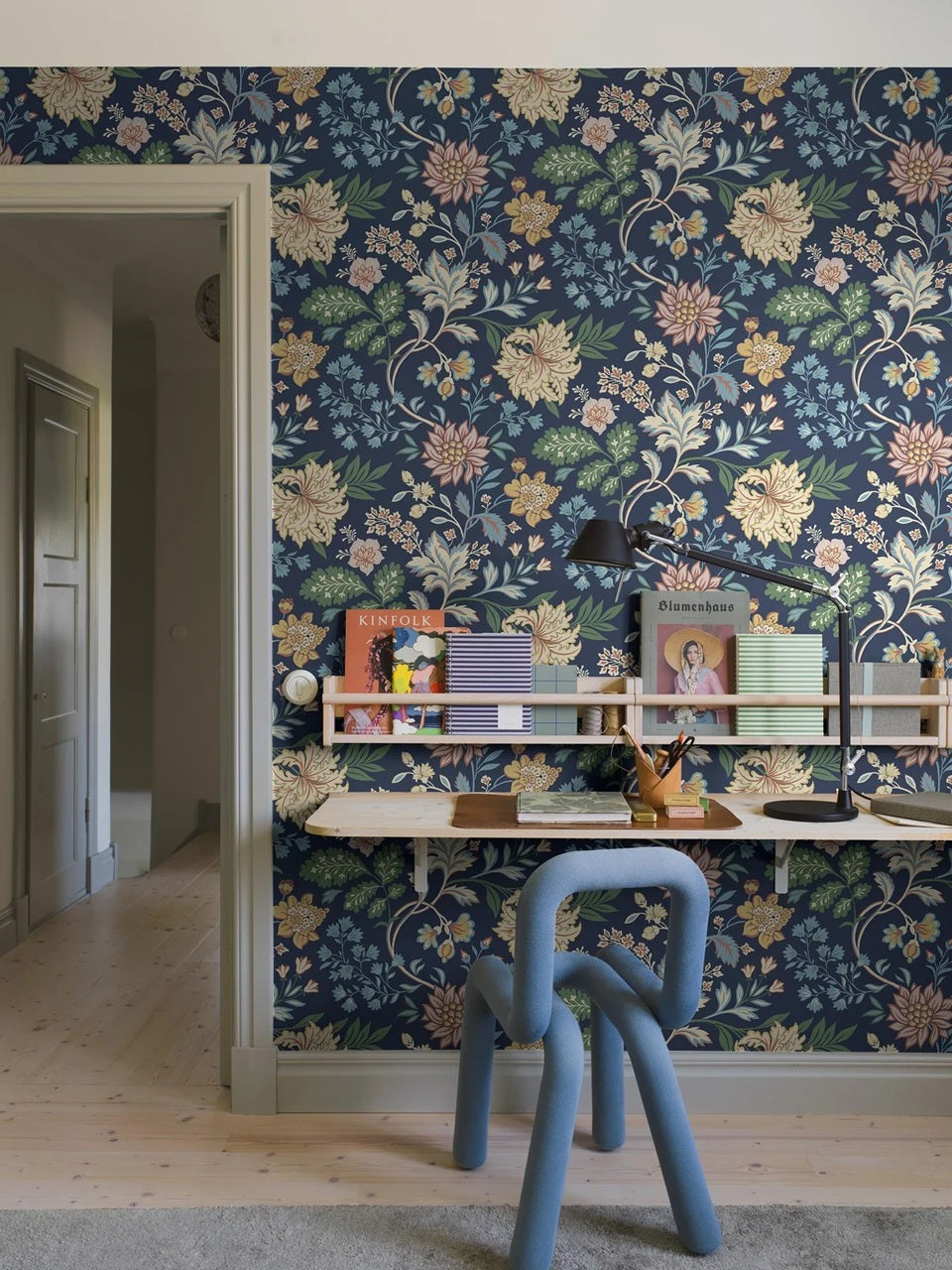 Borastapeter bloemen behang voor de kinderkamer donkerblauw Alicia 2008
