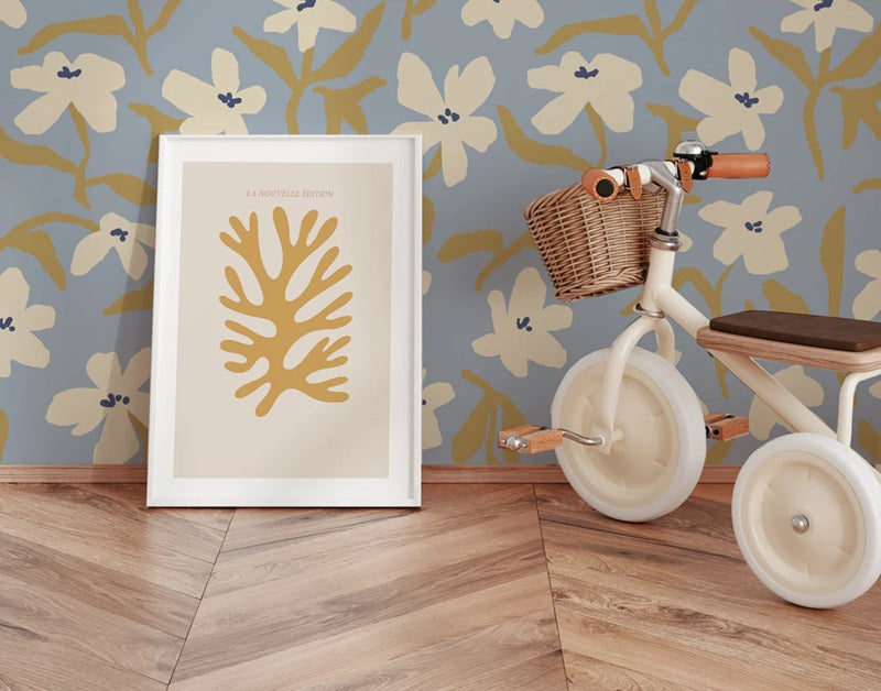 Petal Pop Annet weelink bloemen behang voor meisjeskamer lichtblauw oker