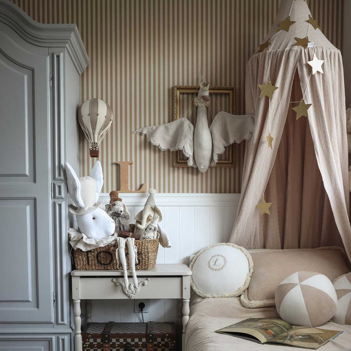 Dekornik vintage strepen behang voor de kinderkamer beige bruin
