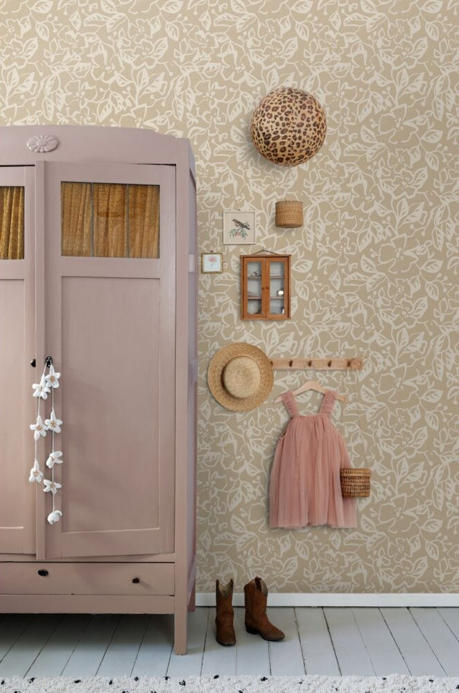 ESTAhome bladeren en bloemenbehang voor meisjeskamer en babykamer beige 131376