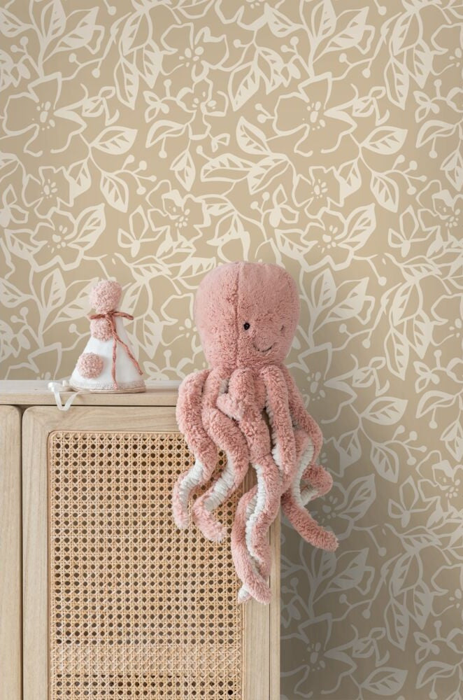 ESTAhome bladeren en bloemenbehang voor meisjeskamer en babykamer beige 131376
