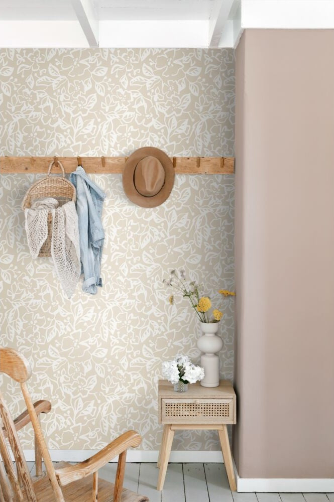 ESTAhome bladeren en bloemenbehang voor meisjeskamer en babykamer lichtbeige 131371