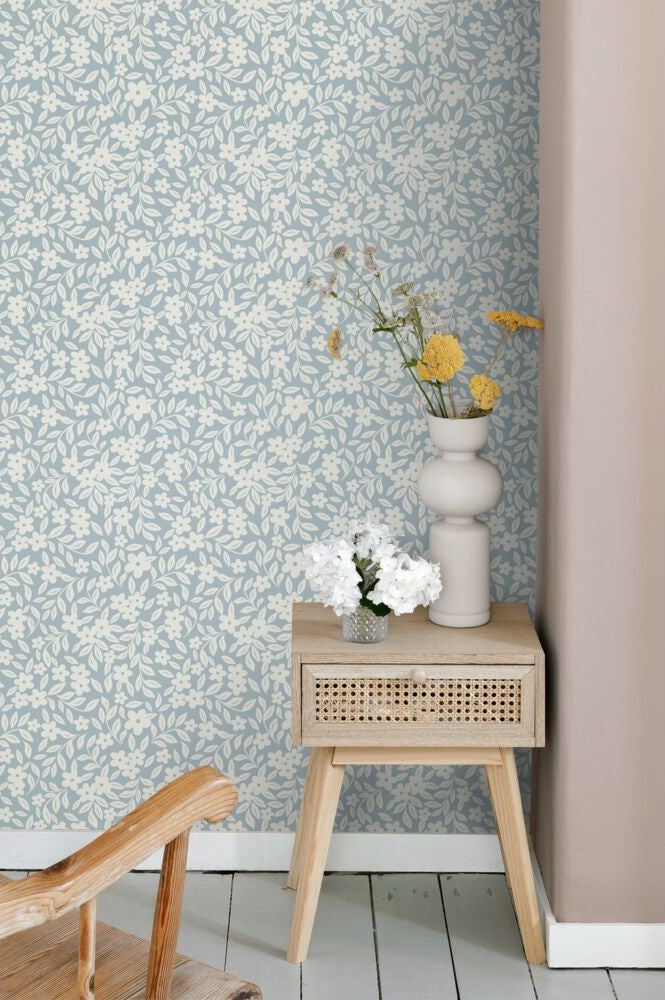 ESTAhome bloemetjes behang voor de meisjeskamer en babykamer  lichtblauw 131440