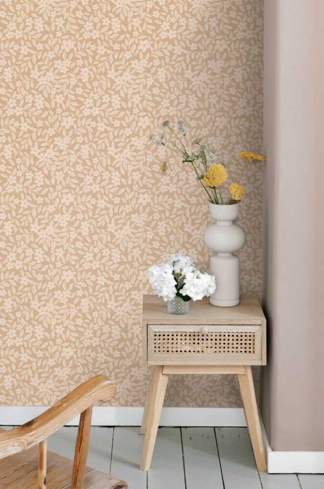 ESTAhome bloemetjes behang voor de meisjeskamer en babykamer  warm beige 131444