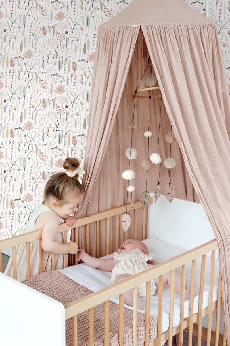 ESTAhome bloemen behang meisjeskamer babykamer roze grijs wit 139702