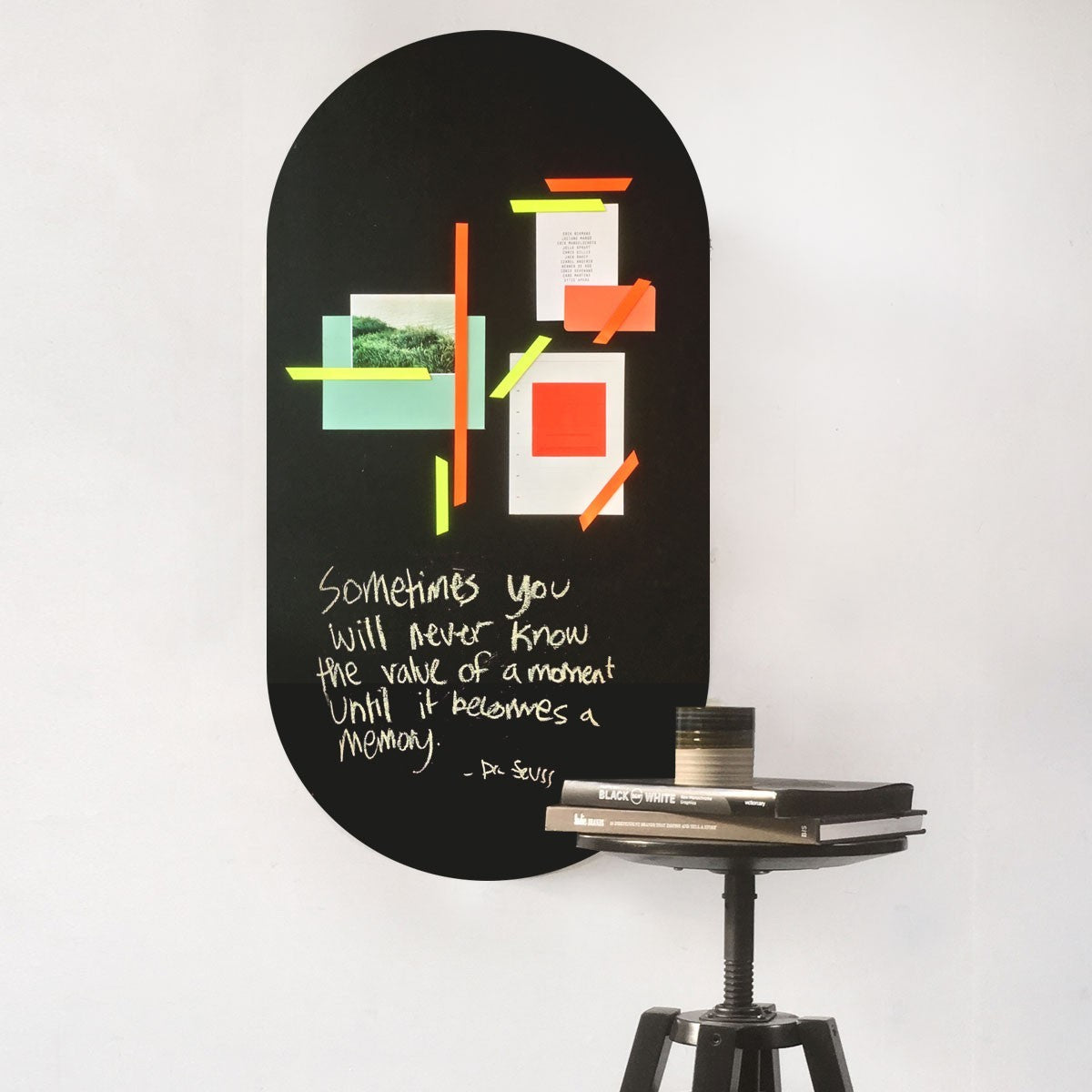 Magnetische krijtbord muursticker van Groovy Magnets zwart ovaal 47x90cm