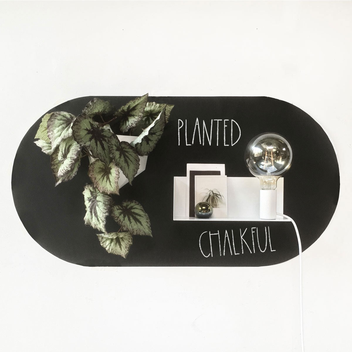 Magnetische krijtbord muursticker van Groovy Magnets zwart ovaal 47x90cm