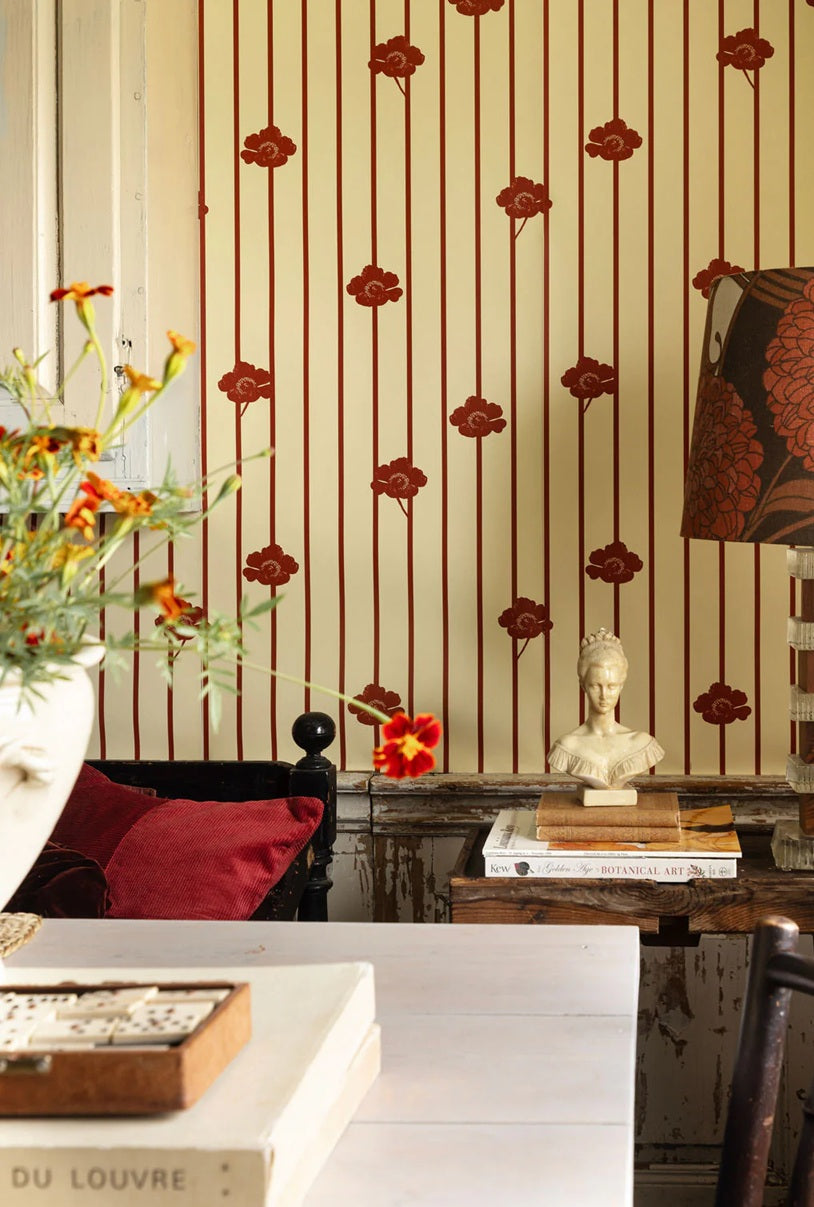 Studio Lisa Bengtsson Buttercream 1714 bloemen en strepen behang voor de meisjeskamer en tienerkamer beige rood