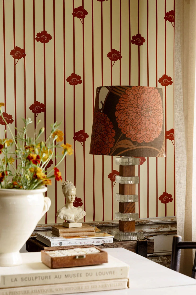 Studio Lisa Bengtsson Buttercream 1714 bloemen en strepen behang voor de meisjeskamer en tienerkamer beige rood