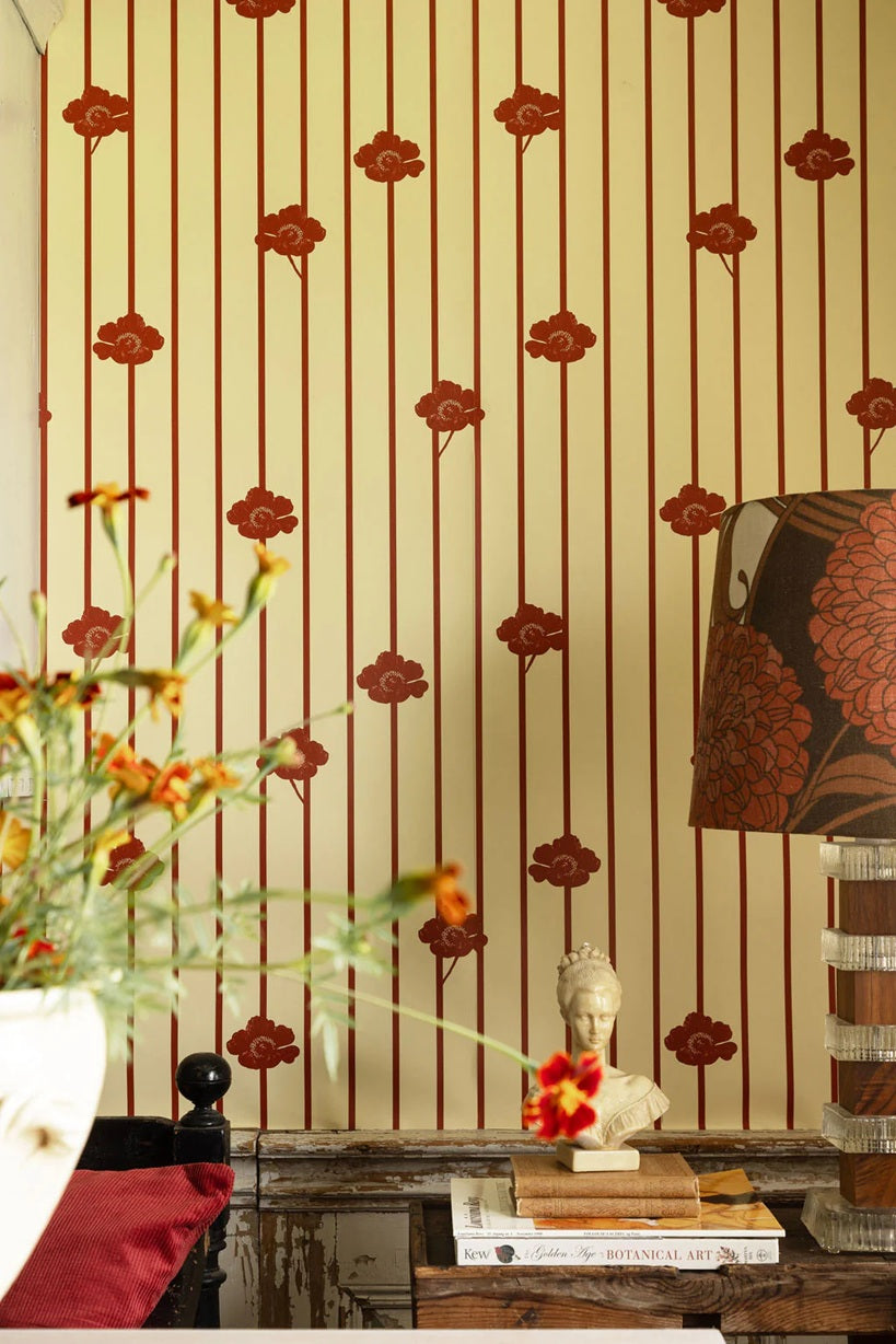 Studio Lisa Bengtsson Buttercream 1714 bloemen en strepen behang voor de meisjeskamer en tienerkamer beige rood