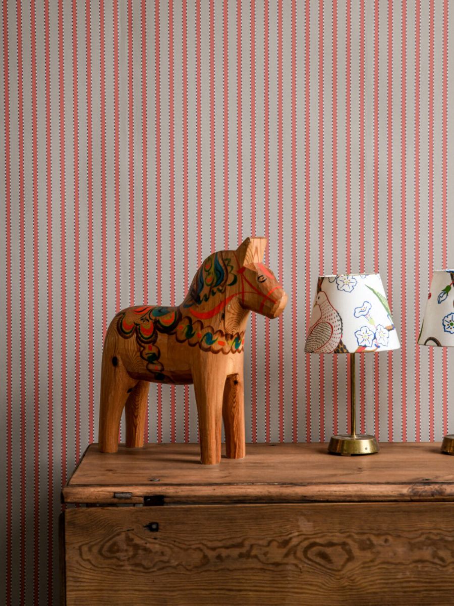 Langelid von Bromssen stitched stripe strepen behang voor de kinderkamer koraal roze zand