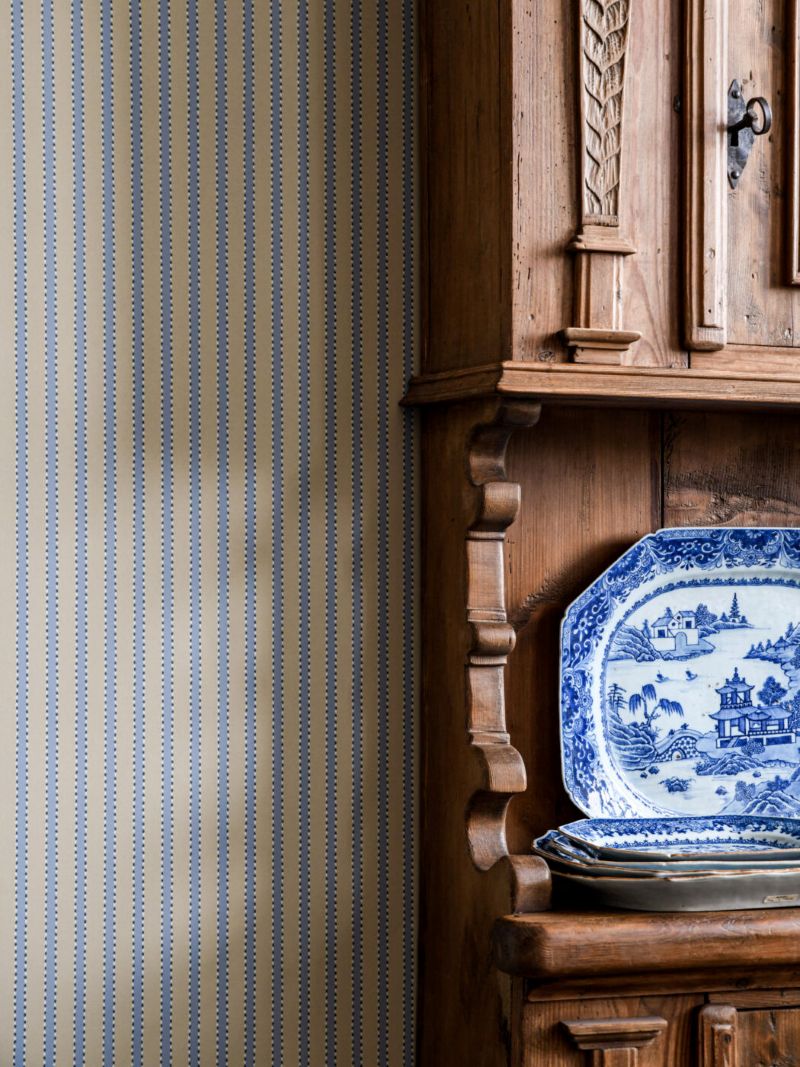 Langelid von Bromssen stitched stripe strepen behang voor de kinderkamer blauw zand