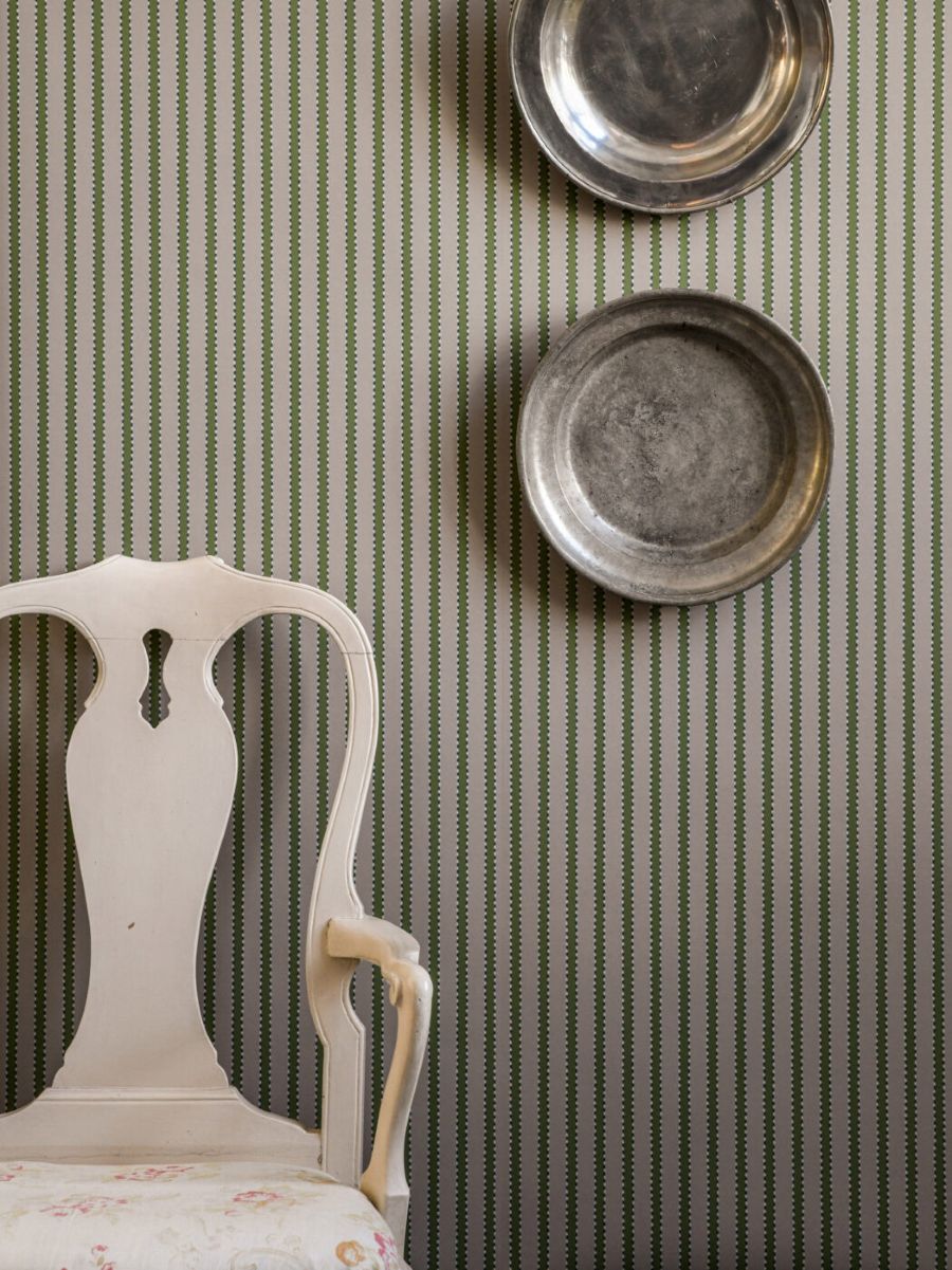 Langelid von Bromssen stitched stripe strepen behang voor de kinderkamer groen zand