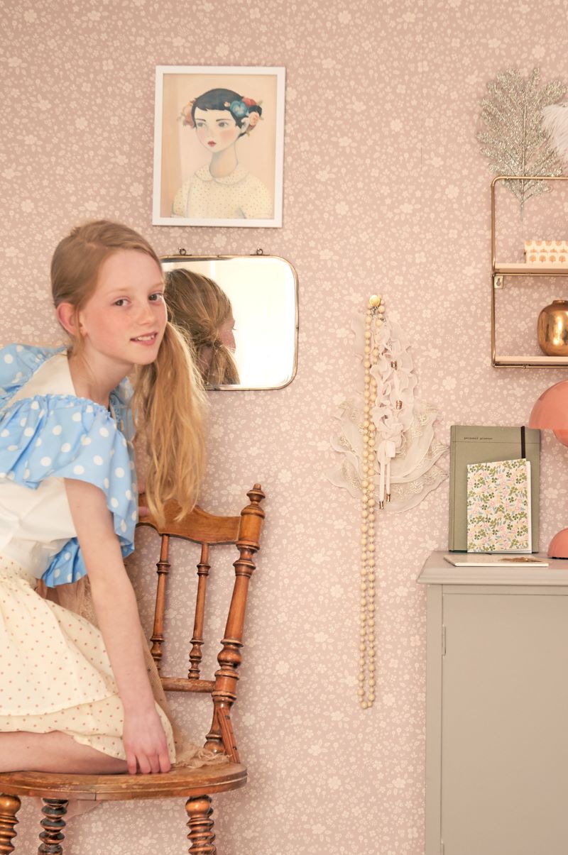 Majvillan behang voor de meisjeskamer bloemetjes Flora lila