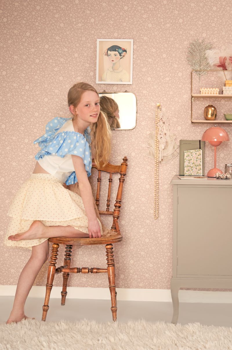 Majvillan behang voor de meisjeskamer bloemetjes Flora lila