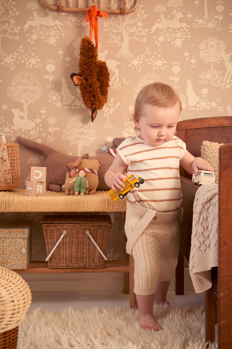 Majvillan behang kinderkamer summer fields soft brown bruin
