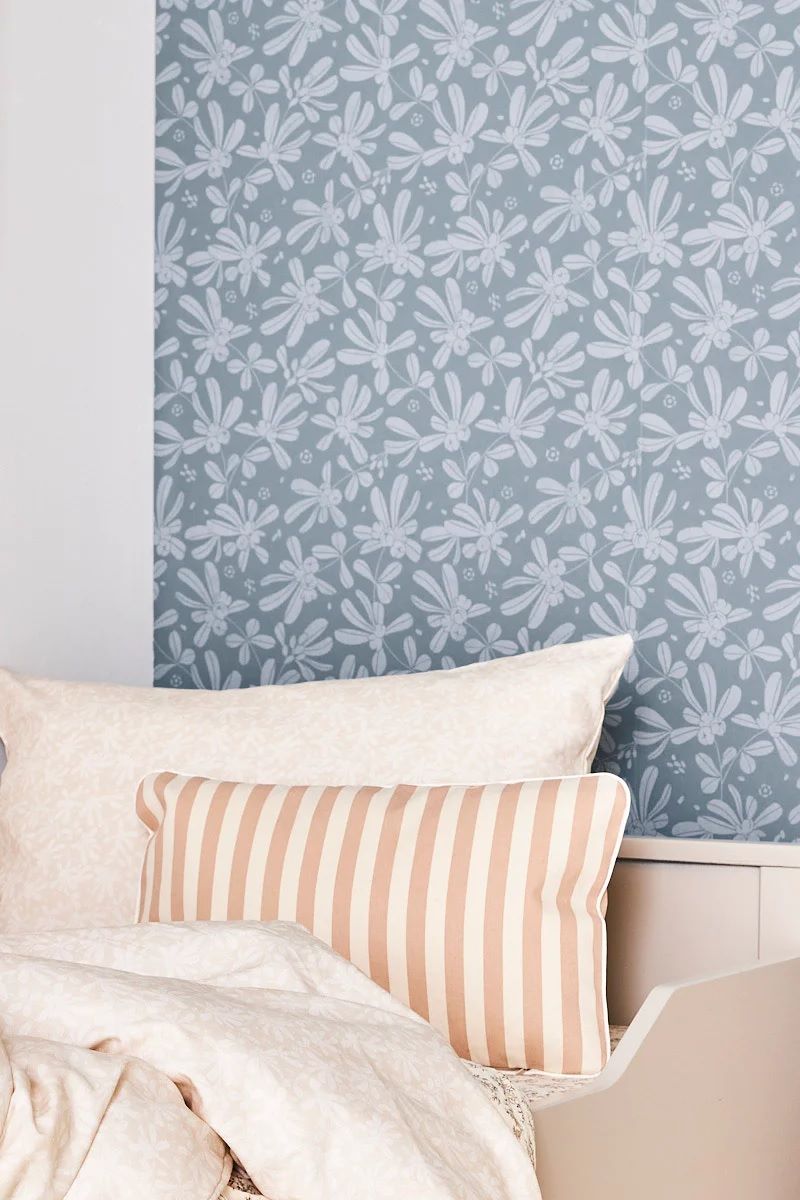 Matuu bloemenbehang voor de kinderkamer Barberries blauw