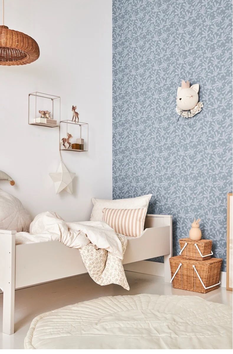 Matuu bloemenbehang voor de kinderkamer Barberries blauw