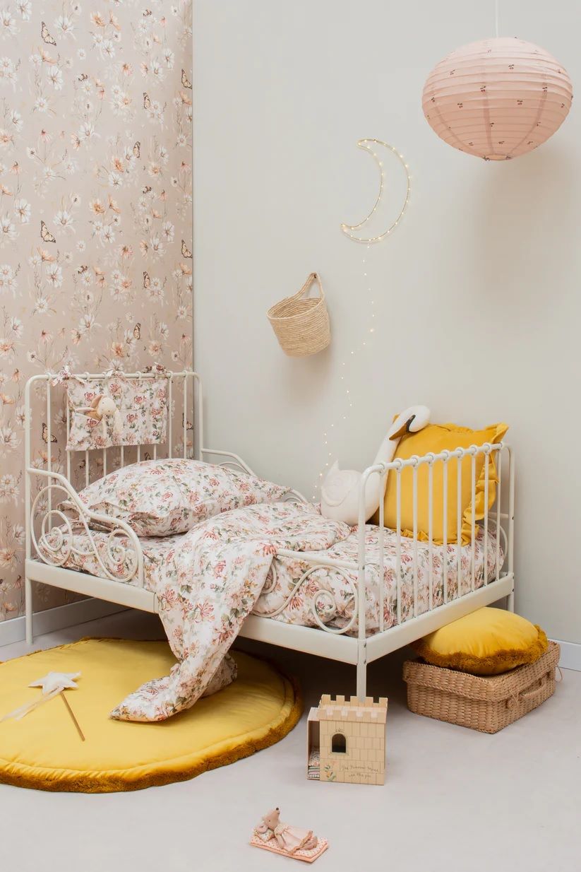 Matuu bloemenbehang voor de kinderkamer medium karamel beige